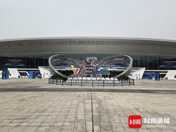 牛金宝配资 机器人“打拳”、新车首秀！智博会上这些黑科技太吸睛｜关注2025智博会